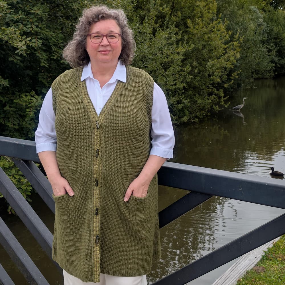 Handknitted sleeveless vest in olive linen and merino wool, size XXL — INESKA