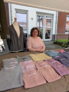 INESKA op Kunstmarkt Hardenberg, handgebreide truien, natuurlijke vezels