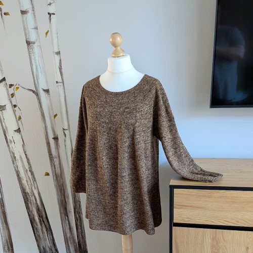 handknitted merino tunic sweater in earthy brown melange, front view on mannequin, by INESKA
